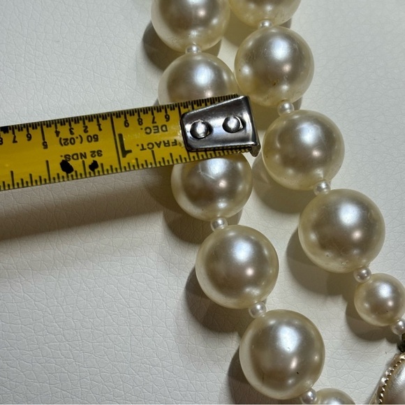 Vintage large faux pearl Hong Kong necklace with hidden clasp - Picture 6 of 7